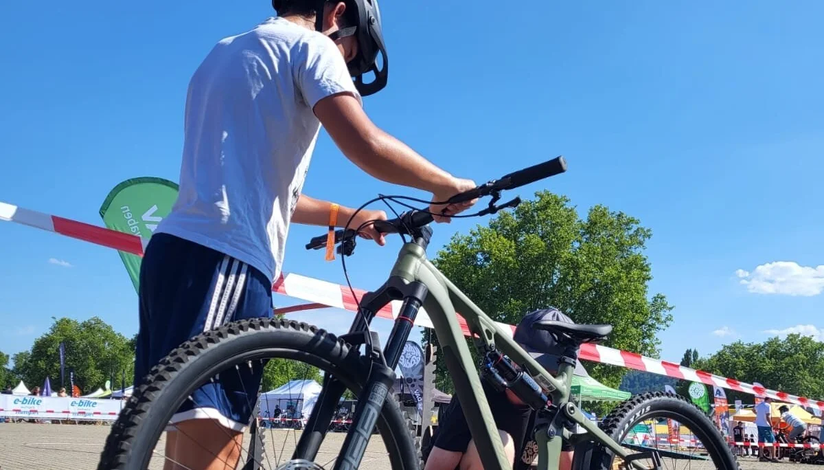 Mann steht neben Mountainbike | © Gabriel Molitor