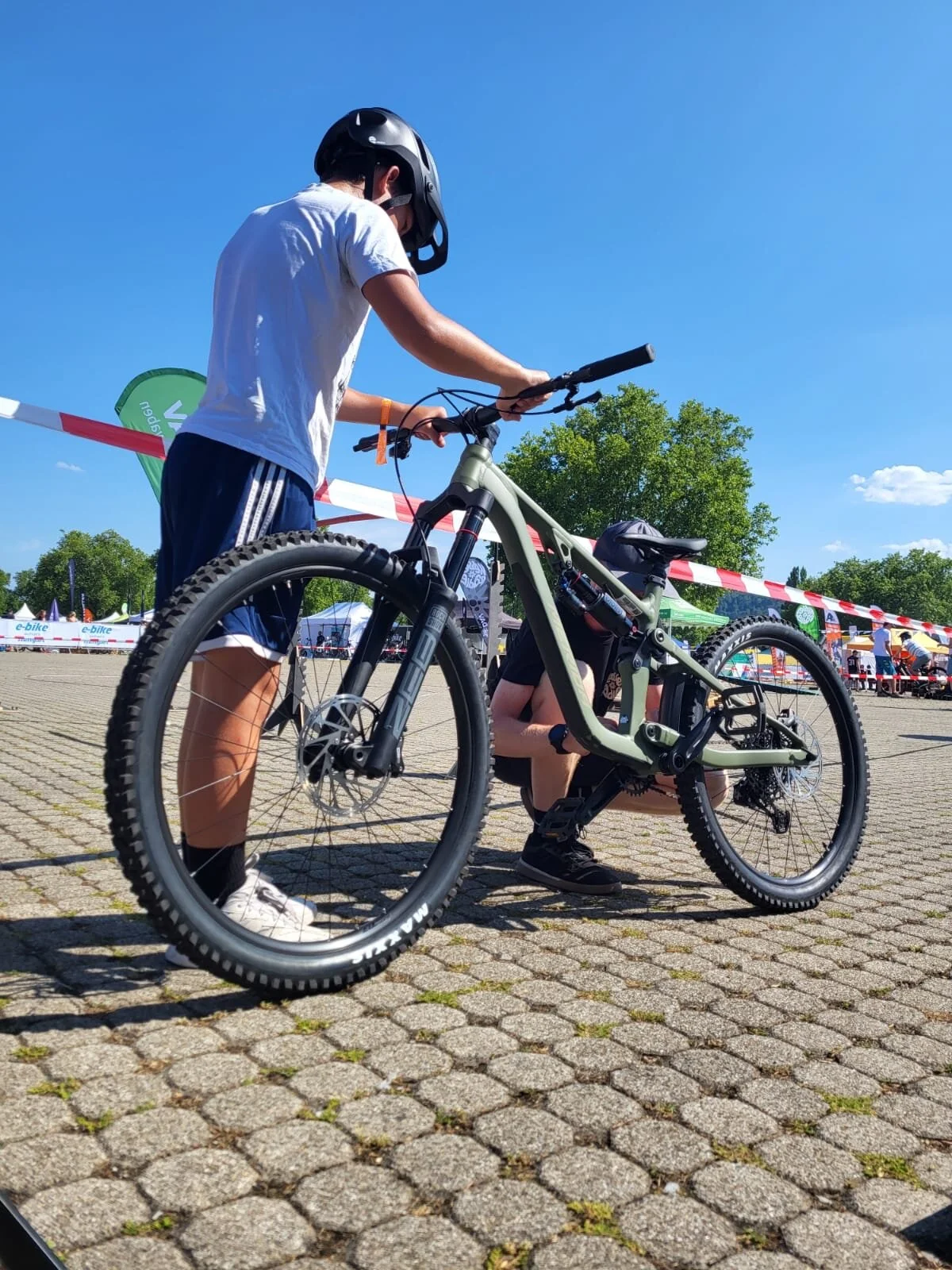 Mann steht neben Mountainbike | © Gabriel Molitor