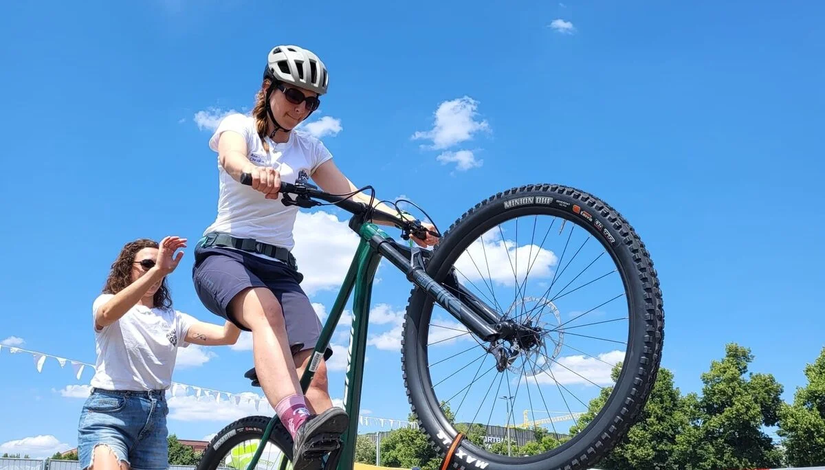 Frau macht Wheelie mit dem Mountainbike | © Gabriel Molitor