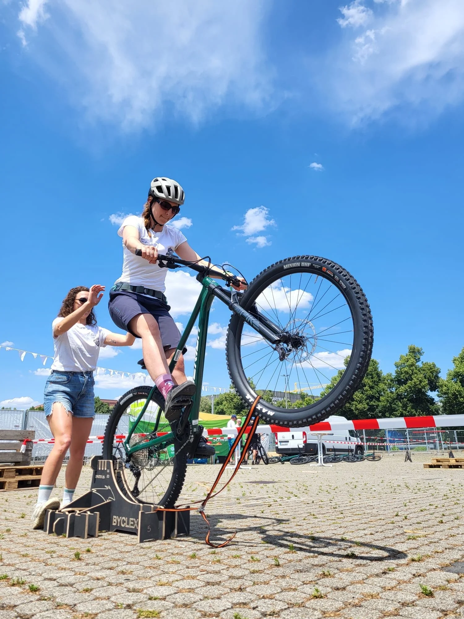Frau macht Wheelie mit dem Mountainbike | © Gabriel Molitor