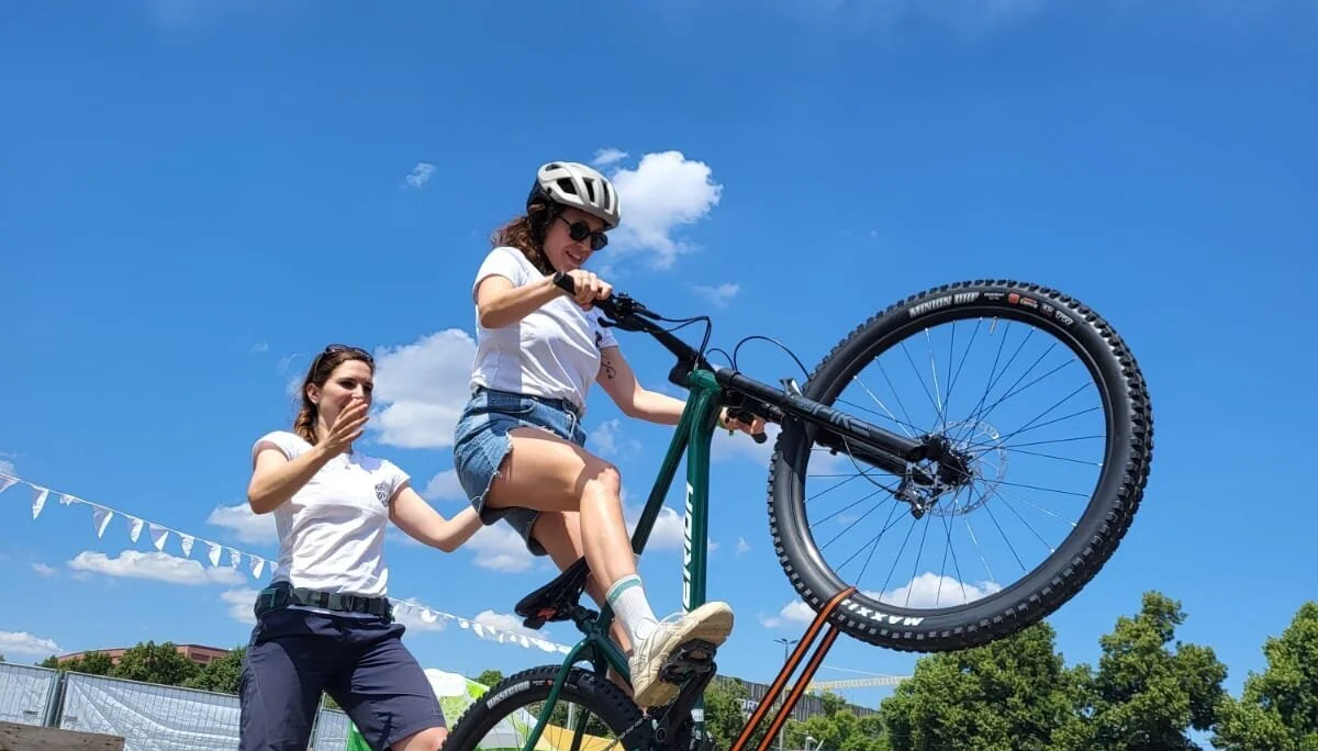 Frau macht Wheelie mit dem Mountainbike | © Gabriel Molitor
