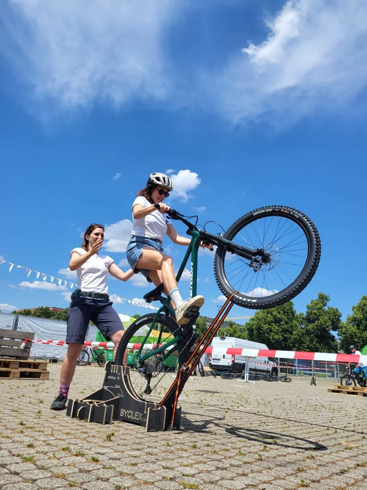 Frau macht Wheelie mit dem Mountainbike | © Gabriel Molitor