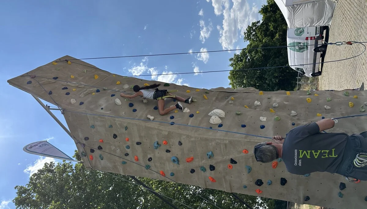 Mann sichert kletterndes Mädchen | © Sandra Holte