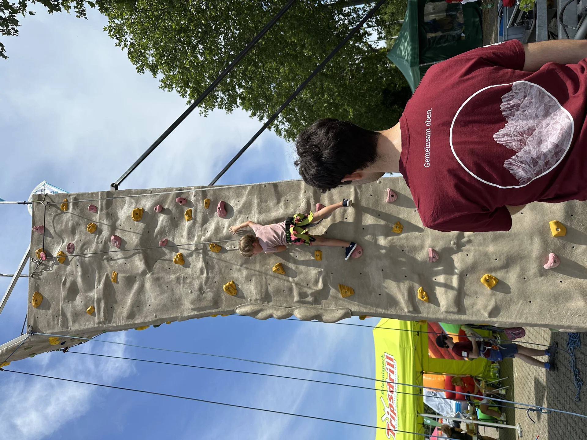 Junger Mann sichert kletterndes Kind | © Sandra Holte