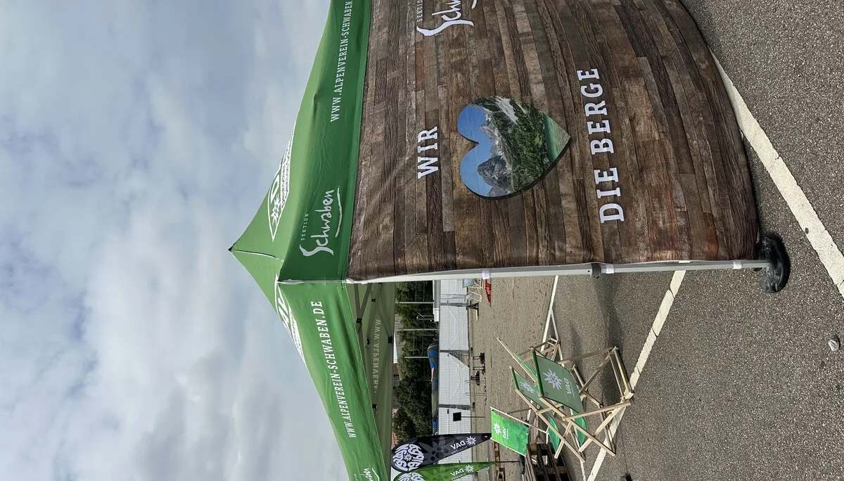 Pavillon des DAV Schwaben mit bedruckter Seitenwand "Wir lieben die Berge" | © Sandra Holte