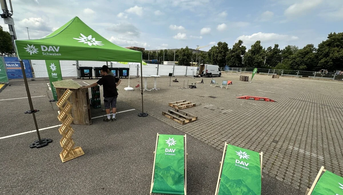 im Vordergrund befinden sich Liegestühle, im Hintergrund ist ein Pavillon zu sehen, rechts davon befinden sich MTB-Fahrtechnikelemente auf dem Boden | © Sandra Holte