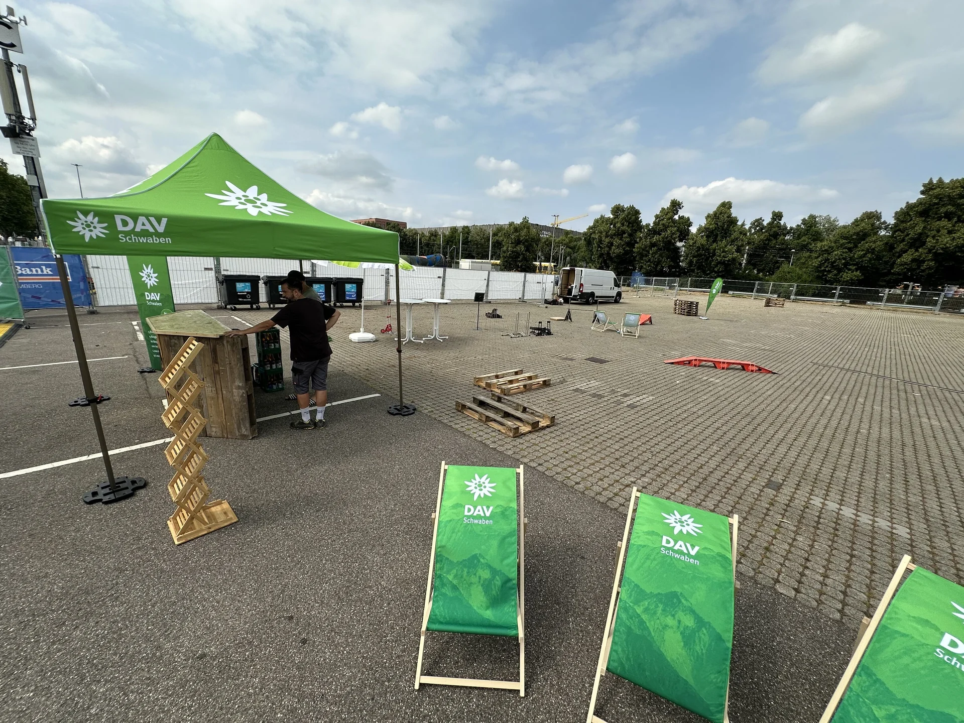 im Vordergrund befinden sich Liegestühle, im Hintergrund ist ein Pavillon zu sehen, rechts davon befinden sich MTB-Fahrtechnikelemente auf dem Boden | © Sandra Holte