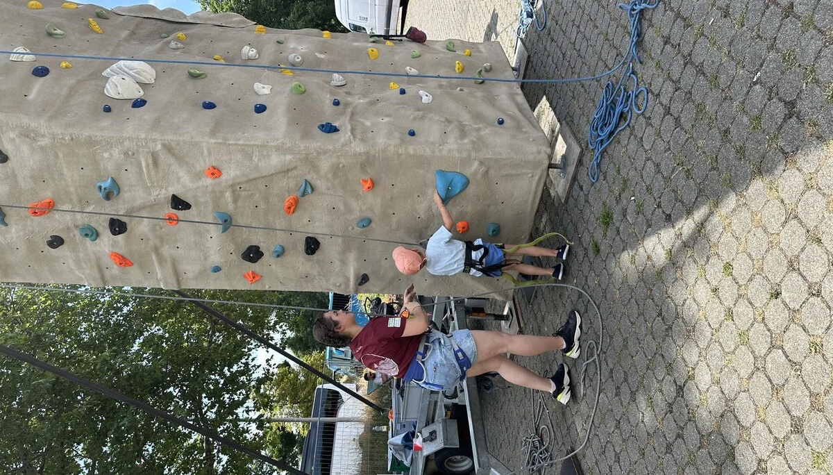 Frau erklärt Kind den Kletterturm | © Sandra Holte
