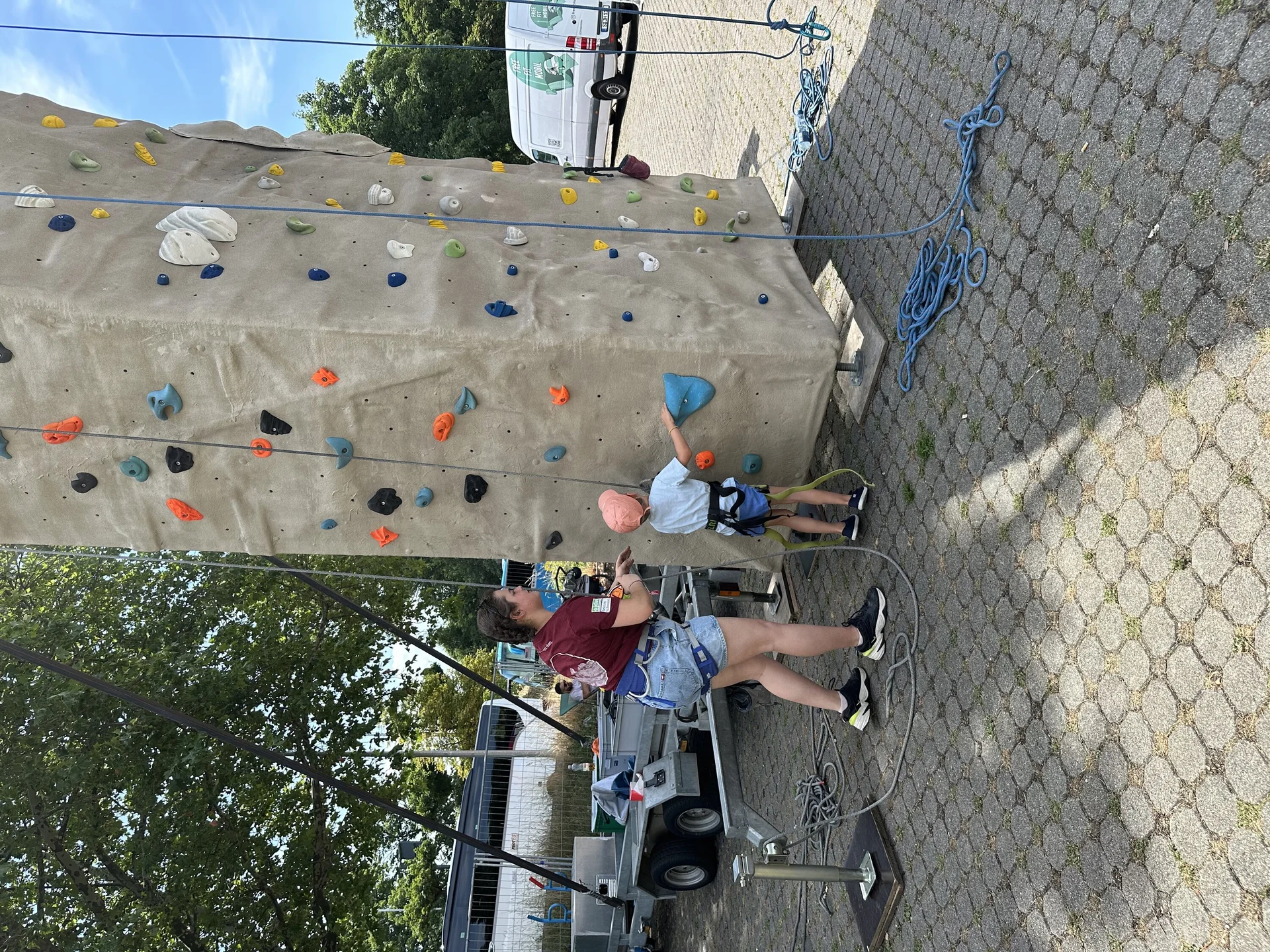 Frau erklärt Kind den Kletterturm | © Sandra Holte