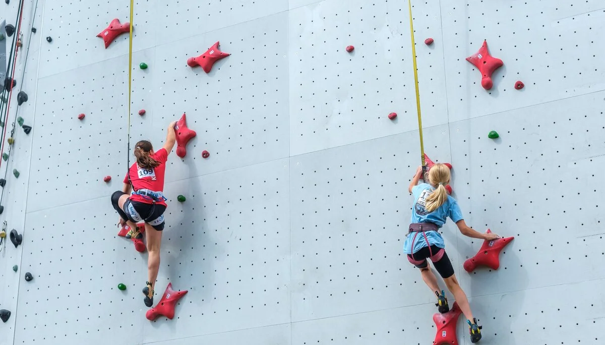 Kletternde Mädchen an einer Kletterwand | © Oliver Gobin