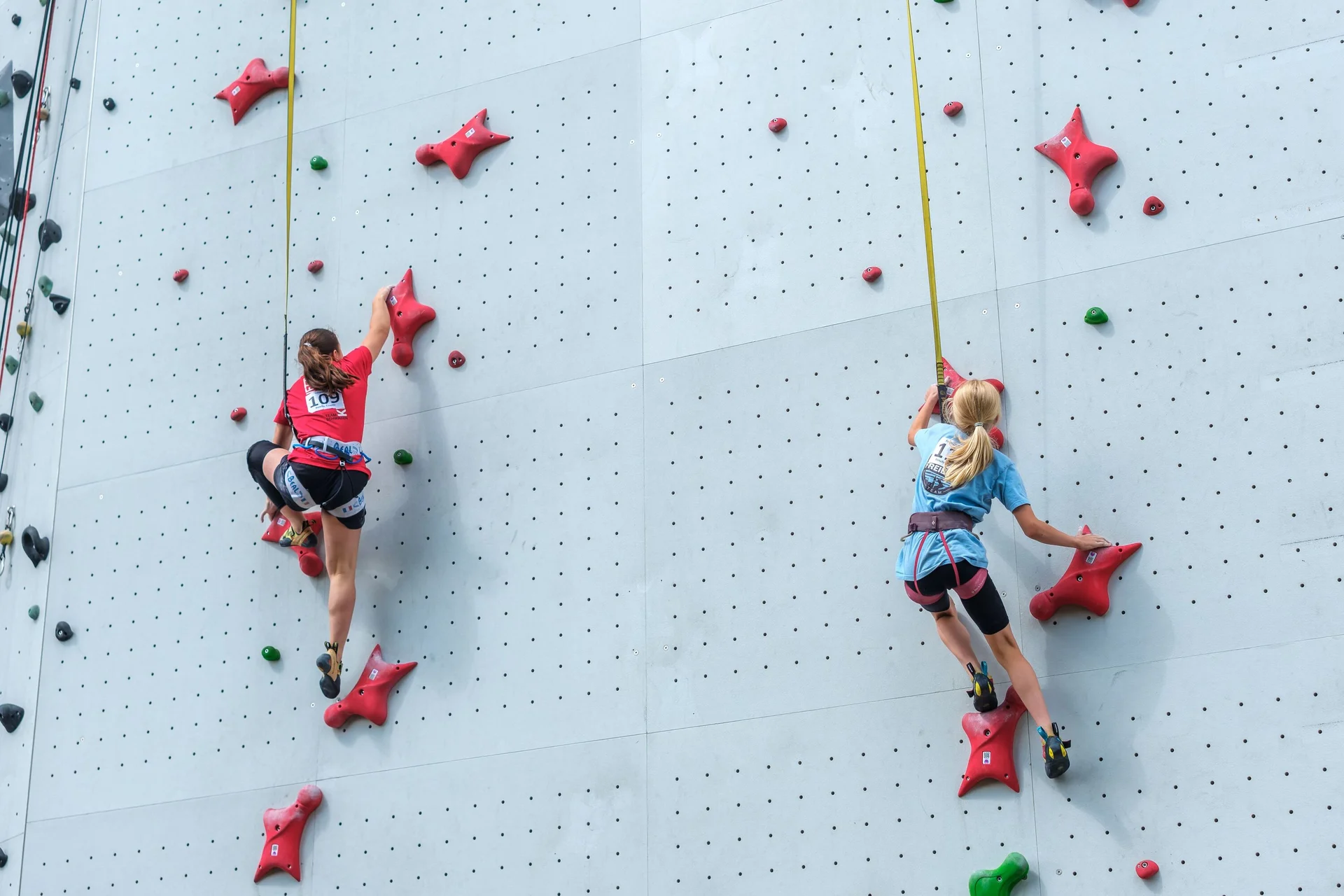 Kletternde Mädchen an einer Kletterwand | © Oliver Gobin