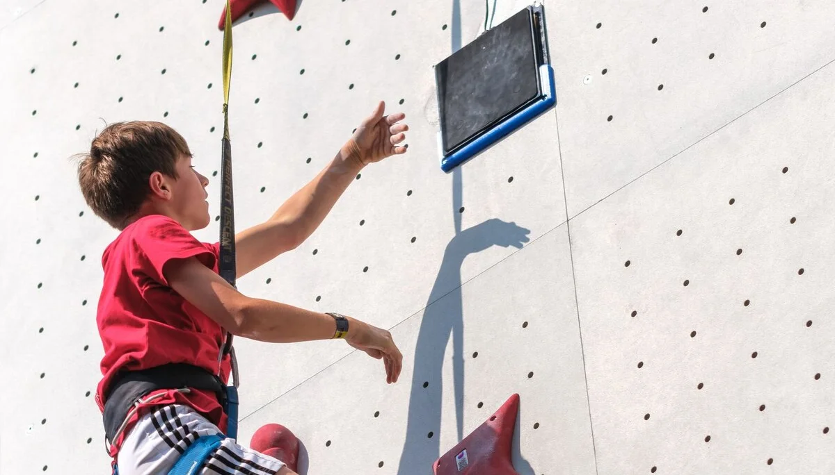 Kletternder Jugendlicher an einer Kletterwand | © Oliver Gobin