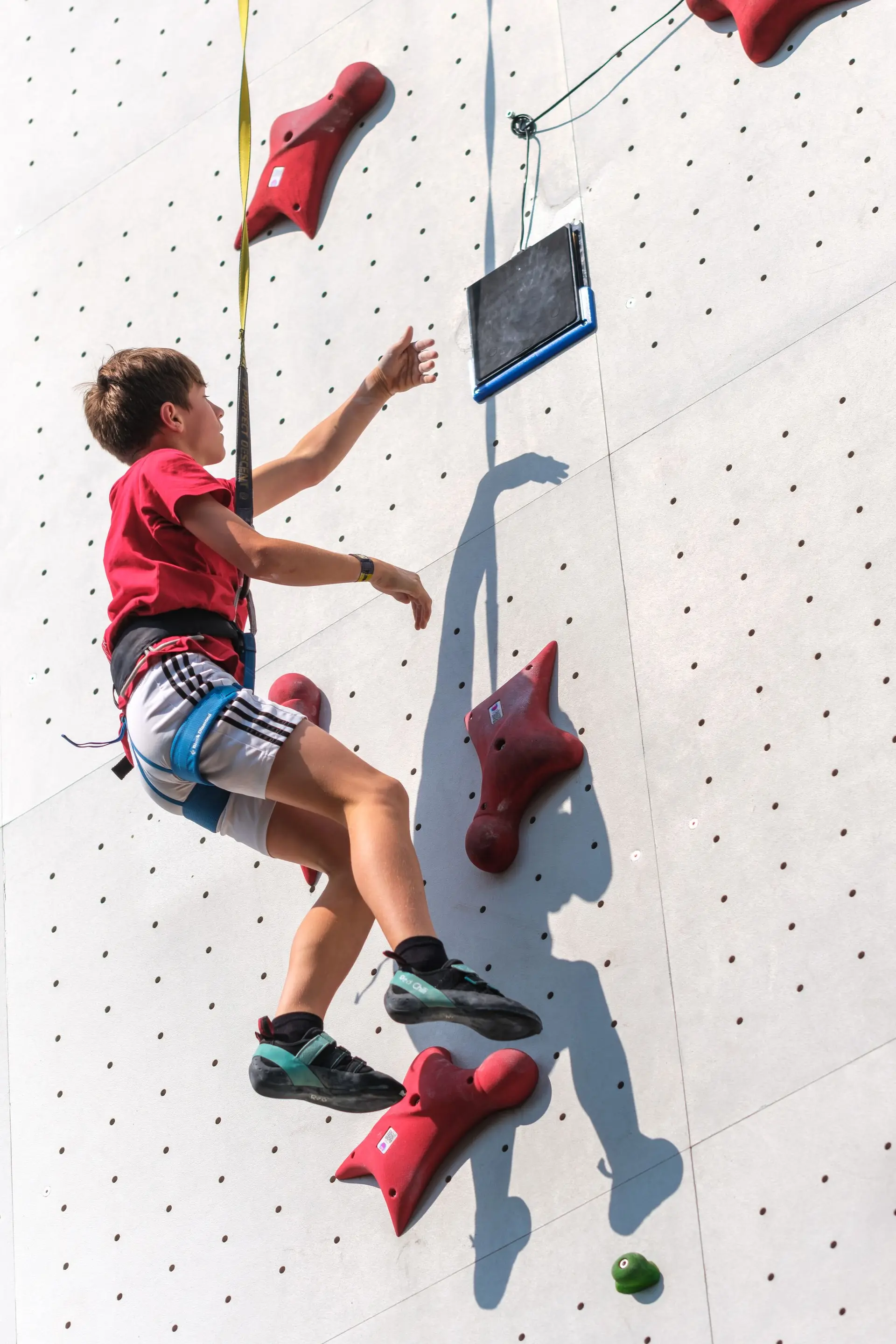 Kletternder Jugendlicher an einer Kletterwand | © Oliver Gobin