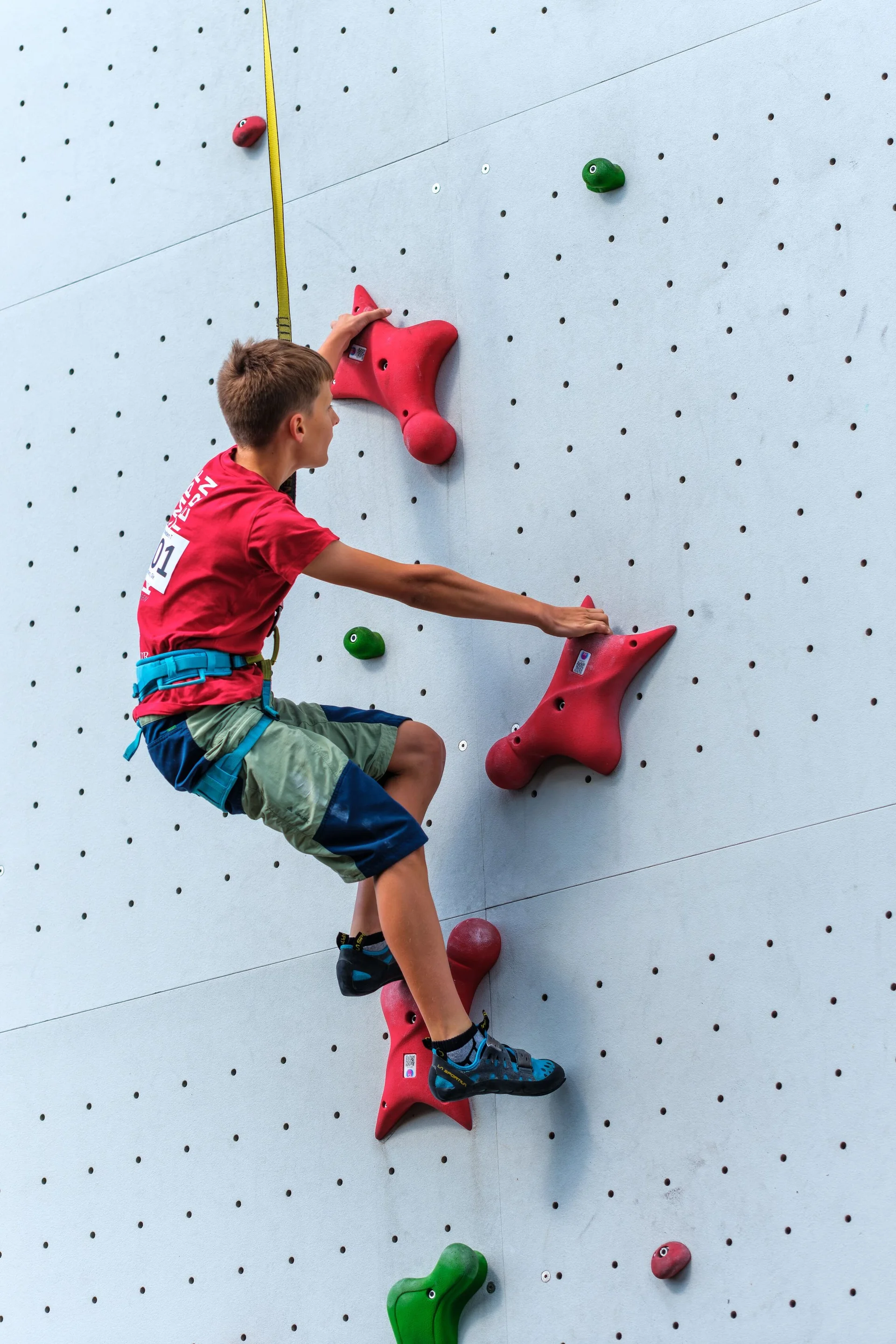 Kletternder Jugendlicher an einer Kletterwand | © Oliver Gobin