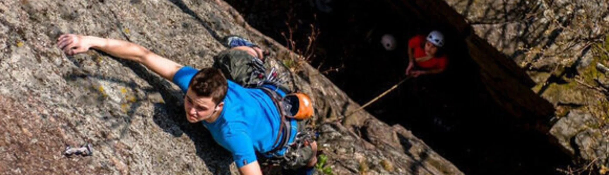 Mann klettert an Kletterfels | © Ronald Nordmann