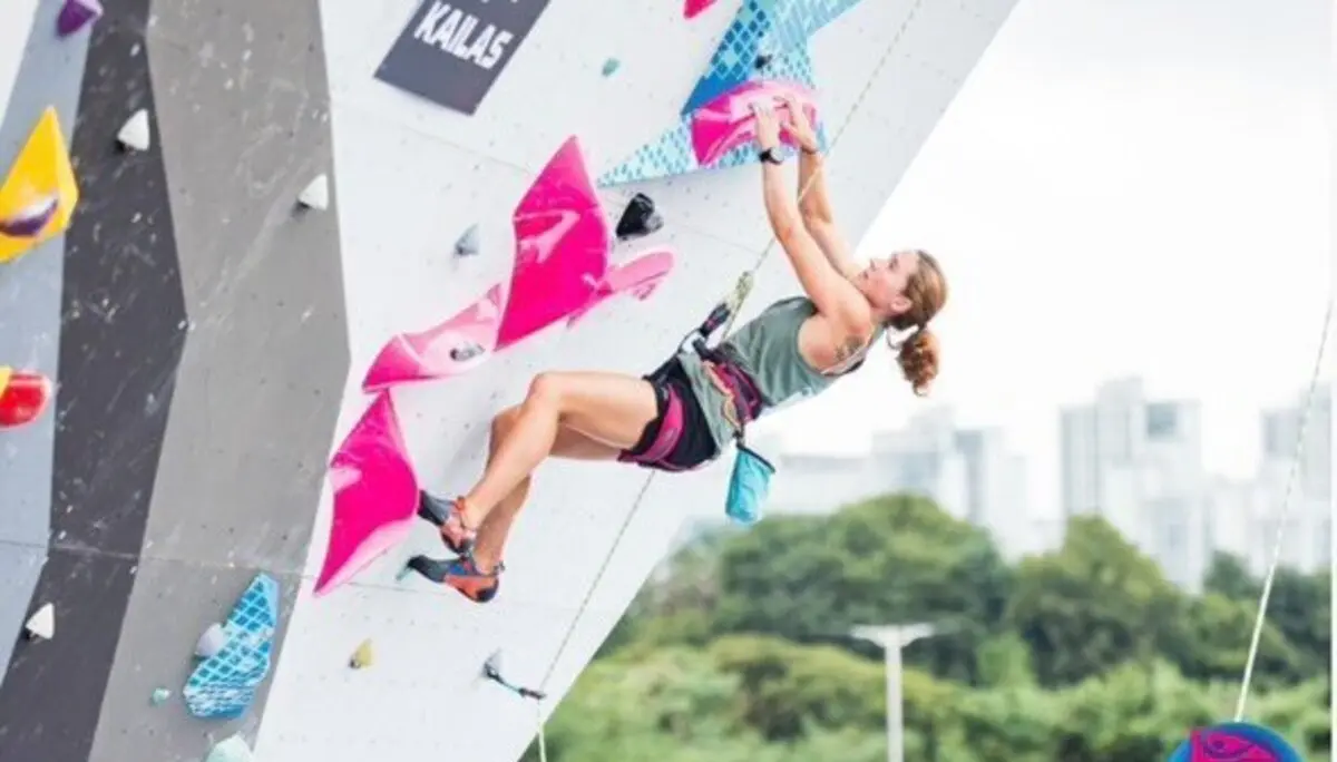 Frau an Kletterwand im Freien | © Lena Schöllig