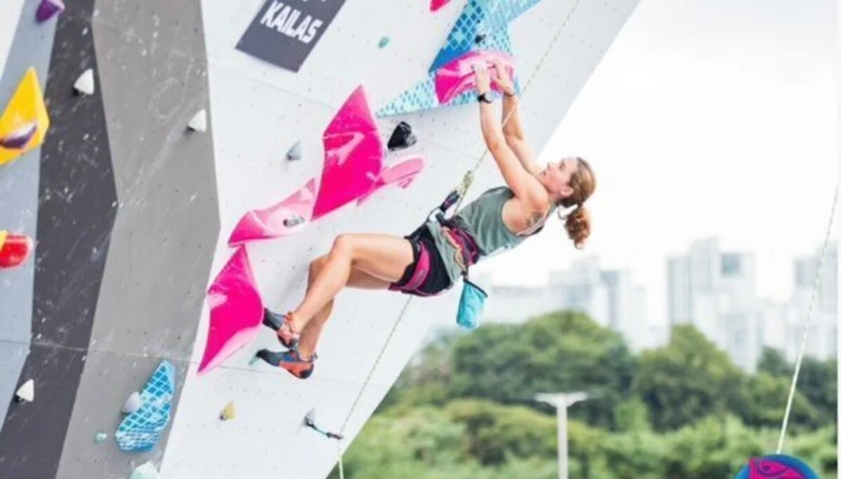 Frau an Kletterwand im Freien | © Lena Schöllig