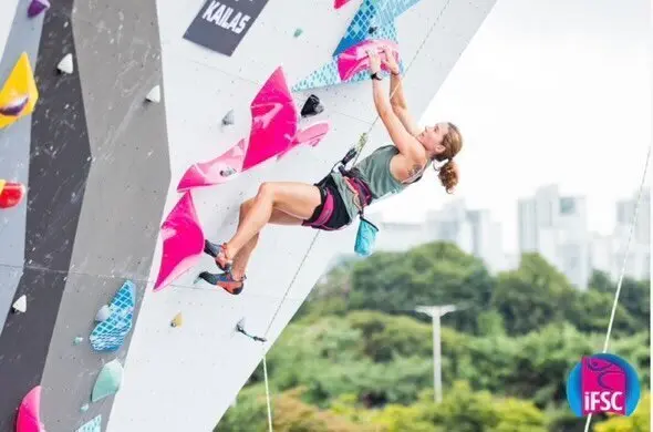 Frau an Kletterwand im Freien | © Lena Schöllig