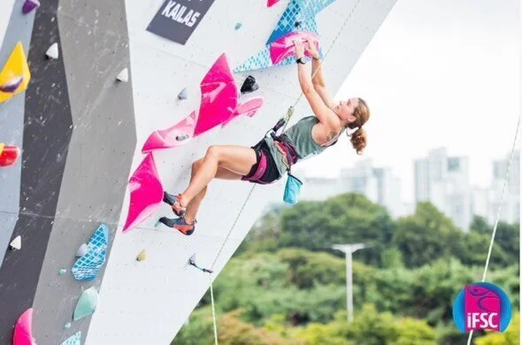 Frau an Kletterwand im Freien | © Lena Schöllig
