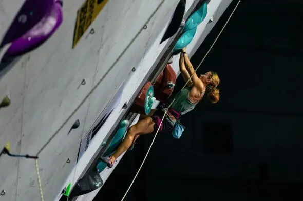 Frau an Kletterwand | © Lena Schöllig