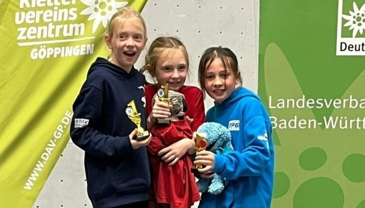 Drei Mädchen bei der Siegerehrung | © Carmen Eisenhardt