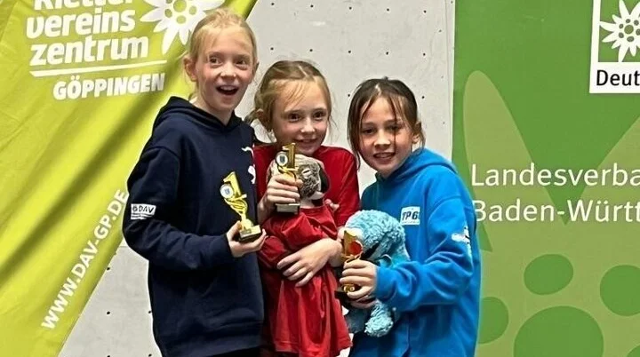 Drei Mädchen bei der Siegerehrung | © Carmen Eisenhardt