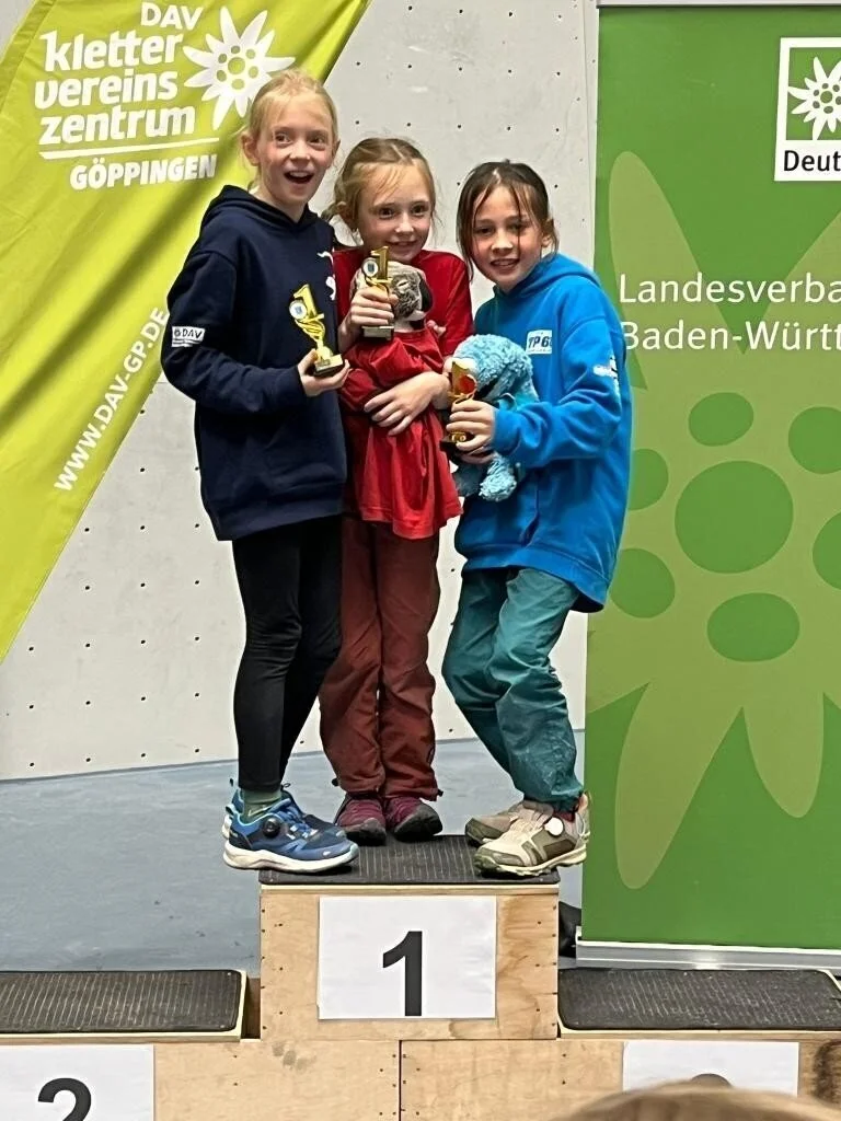 Drei Mädchen bei der Siegerehrung | © Carmen Eisenhardt