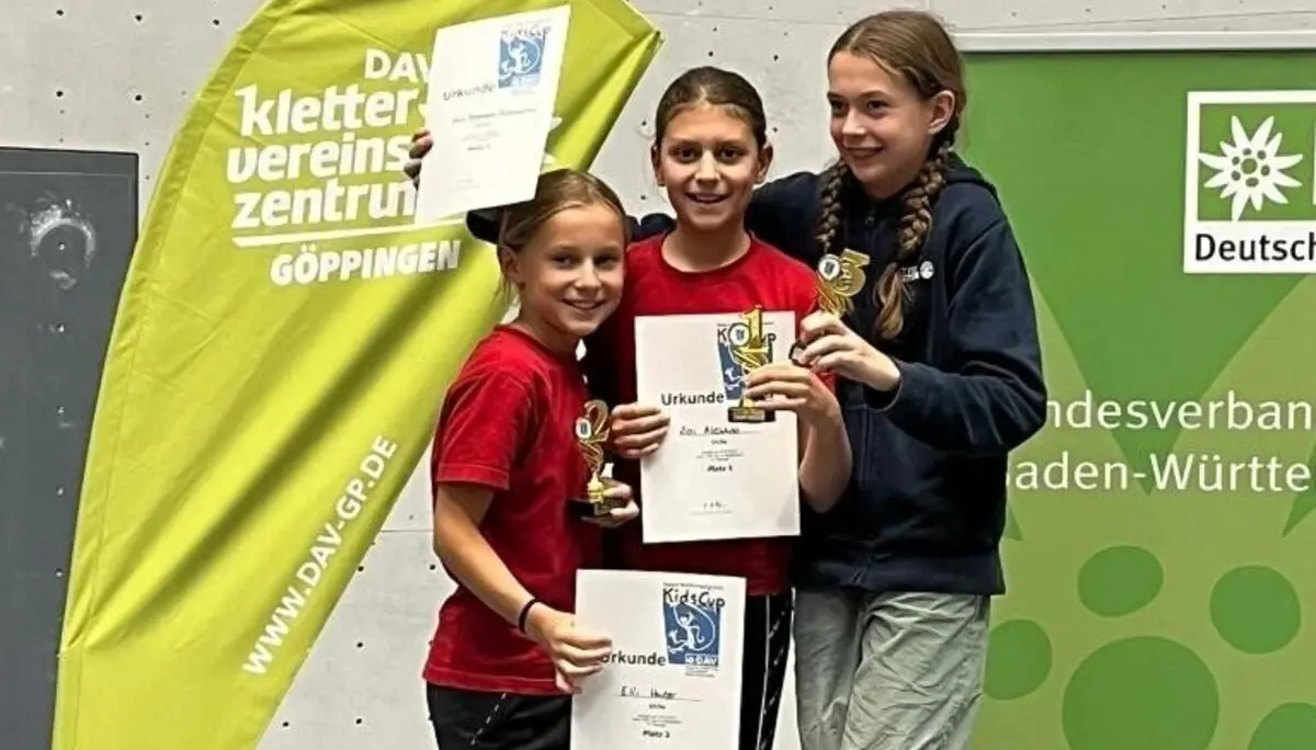 Drei Mädchen bei einer Siegerehrung | © Carmen Eisenhardt