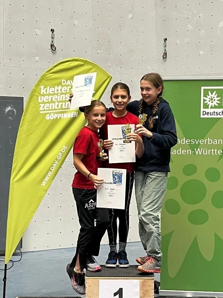 Drei Mädchen bei einer Siegerehrung | © Carmen Eisenhardt