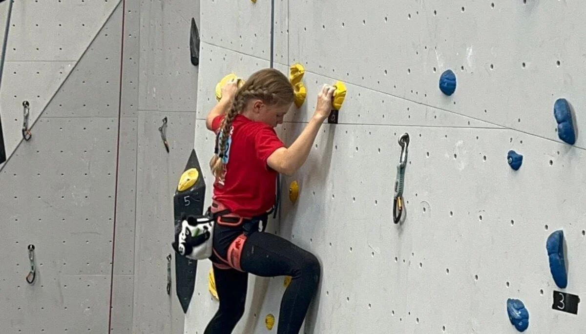 Mädchen an einer Kletterwand | © Sandra Bauer