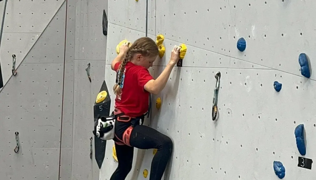 Mädchen an einer Kletterwand | © Sandra Bauer