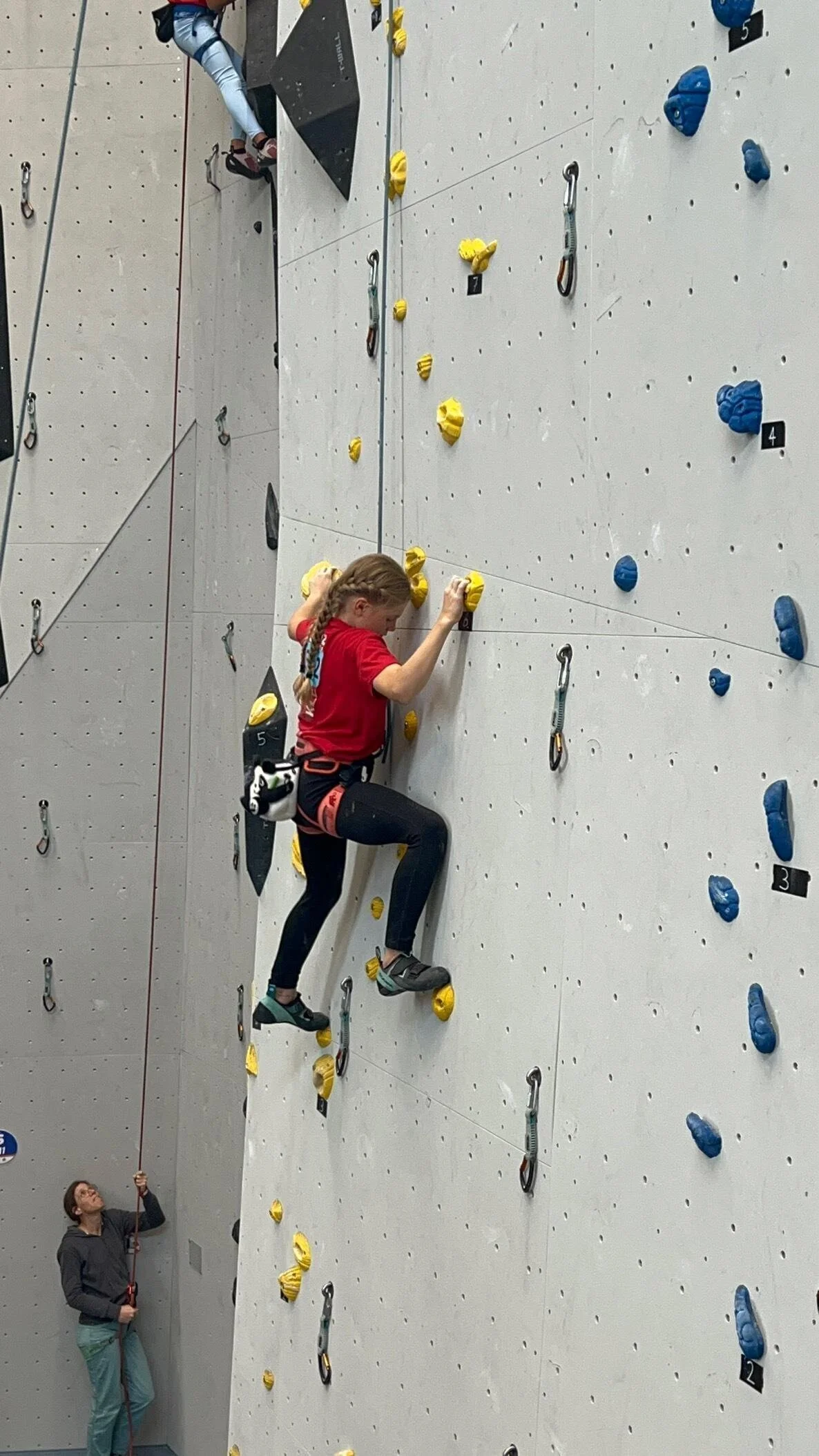 Mädchen an einer Kletterwand | © Sandra Bauer