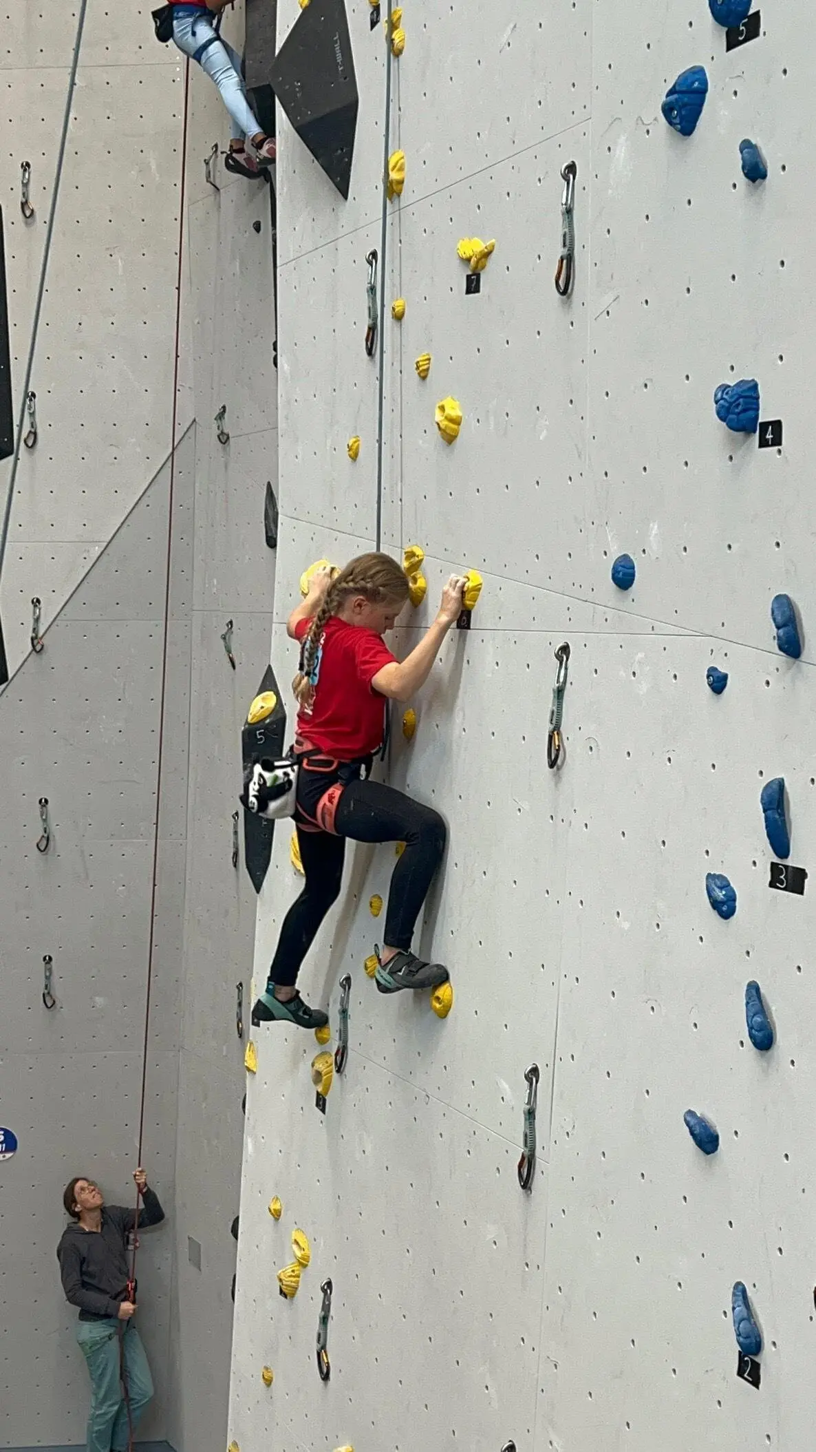 Mädchen an einer Kletterwand | © Sandra Bauer