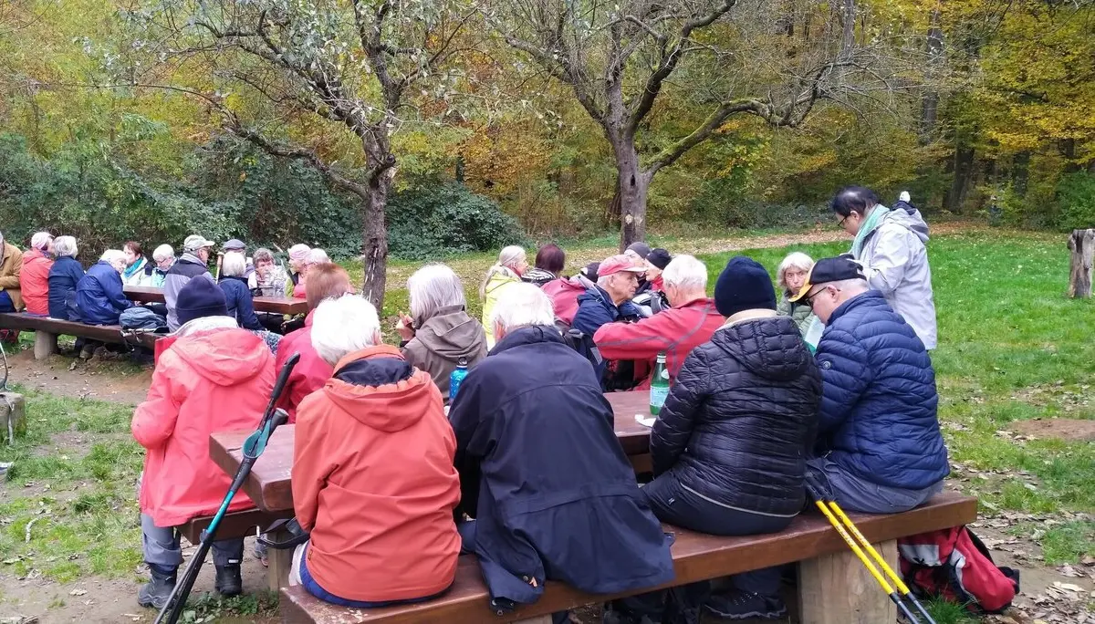 Pause einer Seniorenwandergruppe am Rastplatz | © Barbu Frunzetti