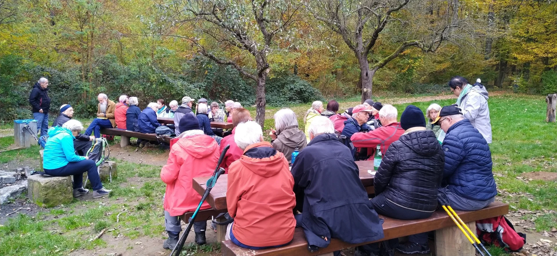 Pause einer Seniorenwandergruppe am Rastplatz | © Barbu Frunzetti