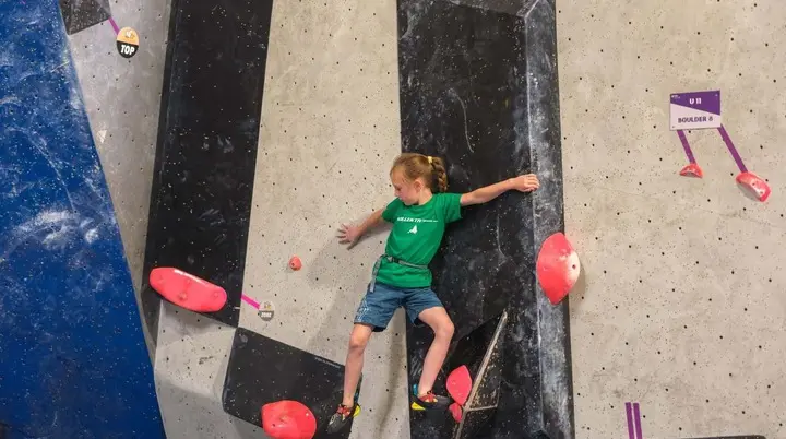 Mädchen beim Bouldern | © DAV Schwaben