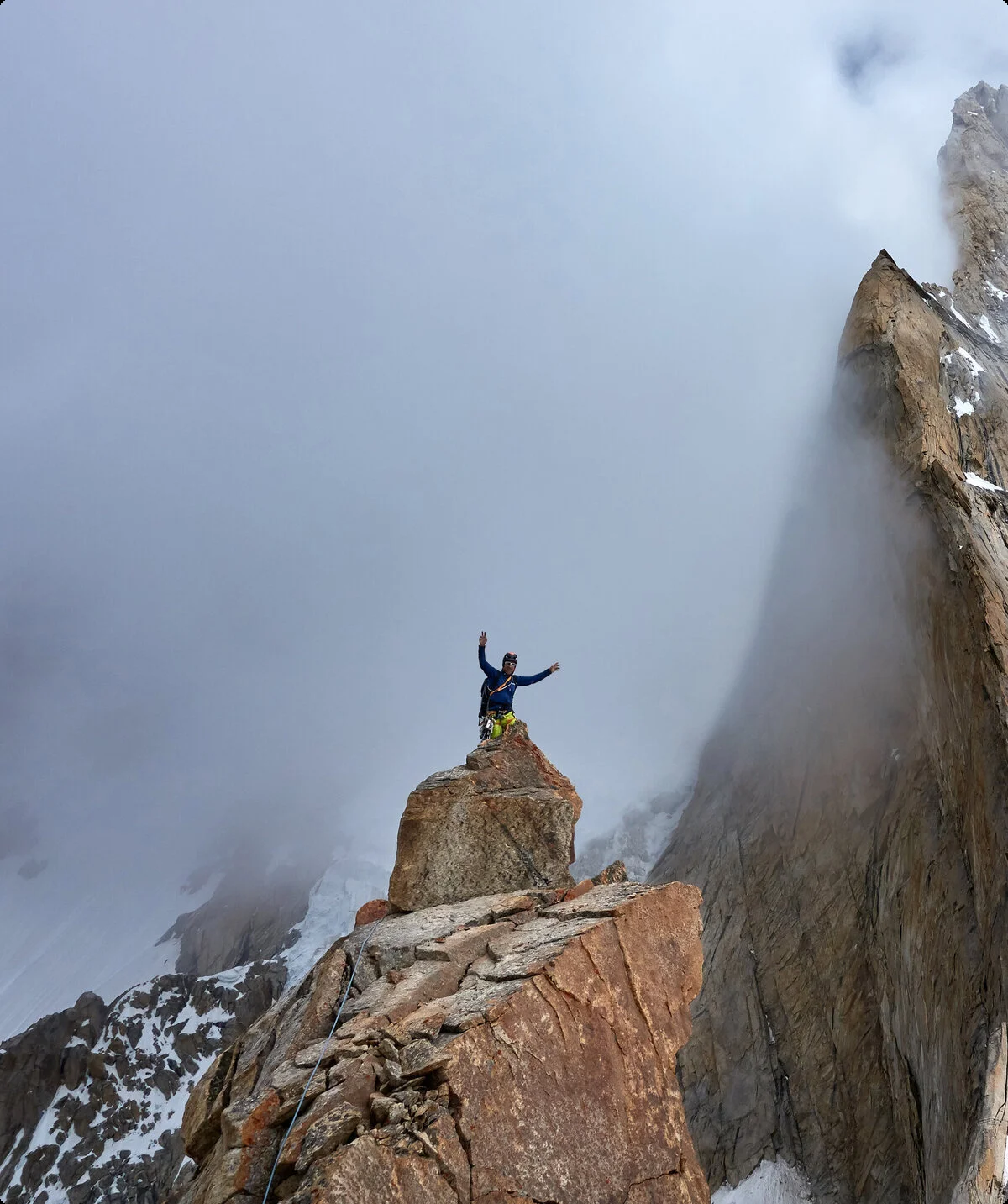 Kletterer auf ausgesetztem Grat | © Alexander Huber