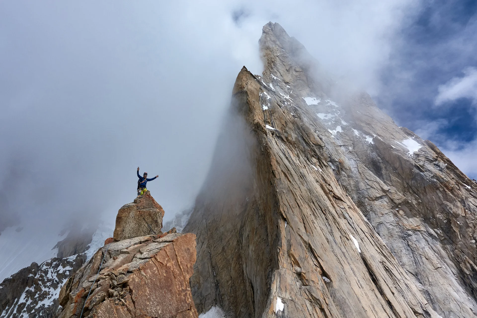 Kletterer auf ausgesetztem Grat | © Alexander Huber