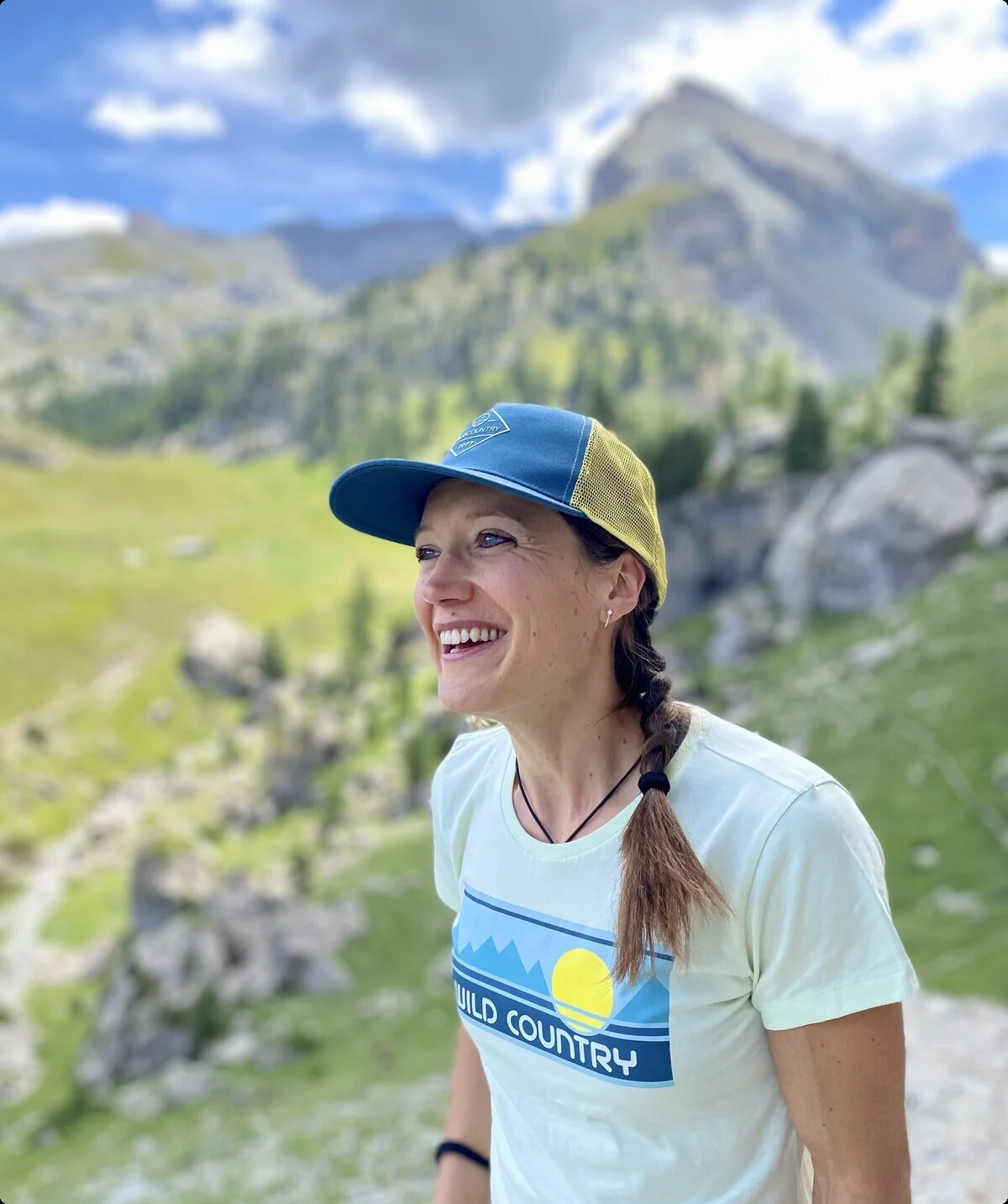Portraitbild einer Frau mit blauem Cap, sie lacht | © Birte Gutmayer