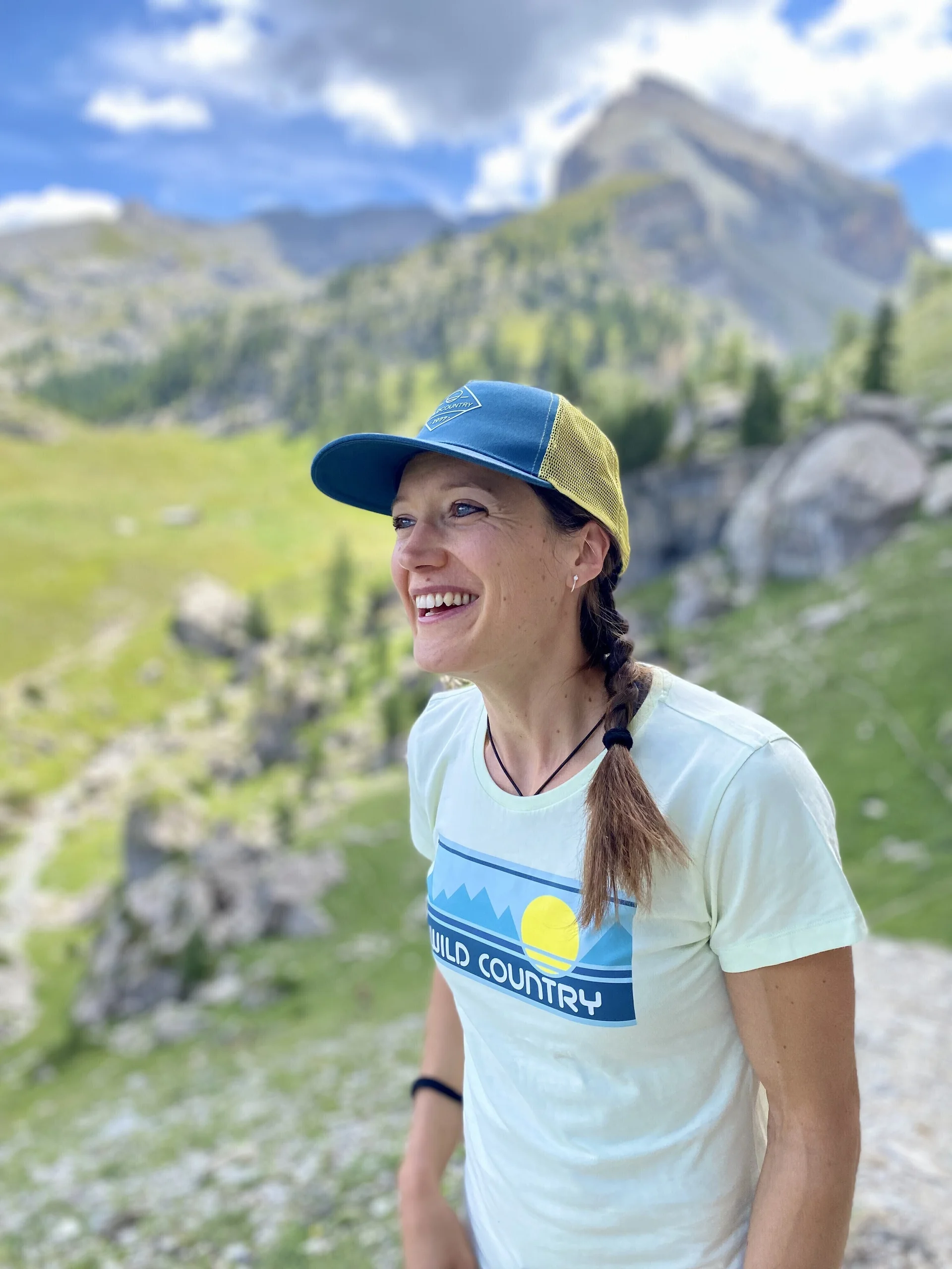 Portraitbild einer Frau mit blauem Cap, sie lacht | © Birte Gutmayer