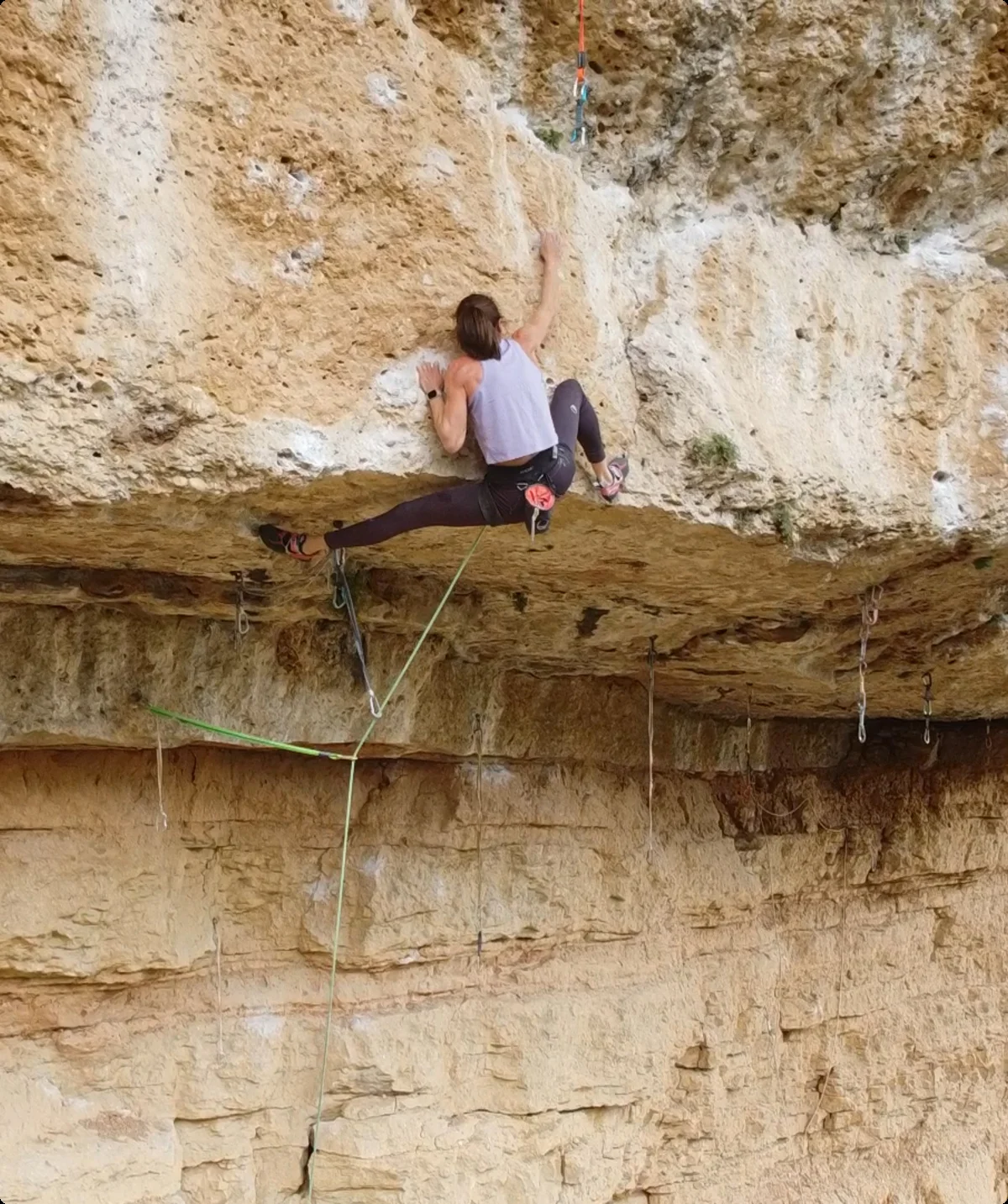 Frau klettert in gelblicher Felswand | © Birte Gutmayer
