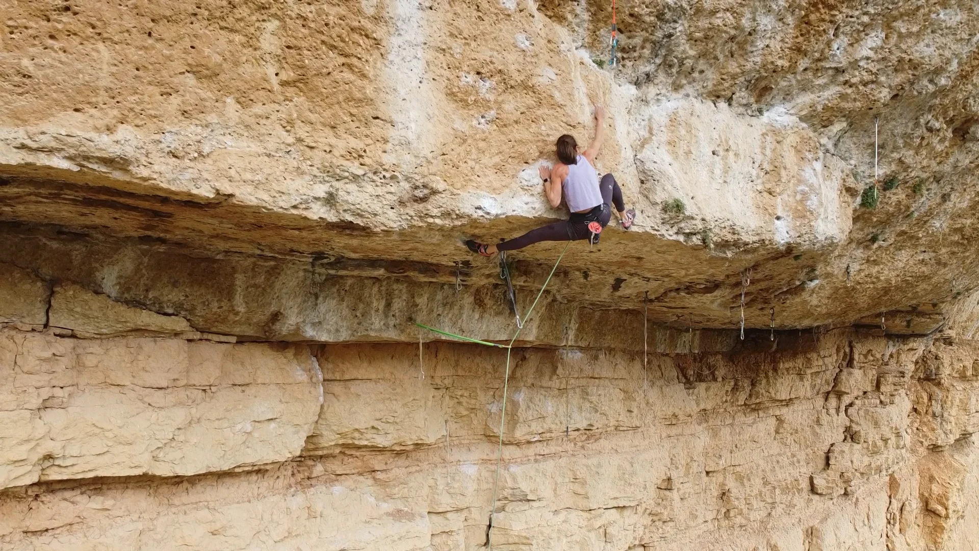 Frau klettert in gelblicher Felswand | © Birte Gutmayer