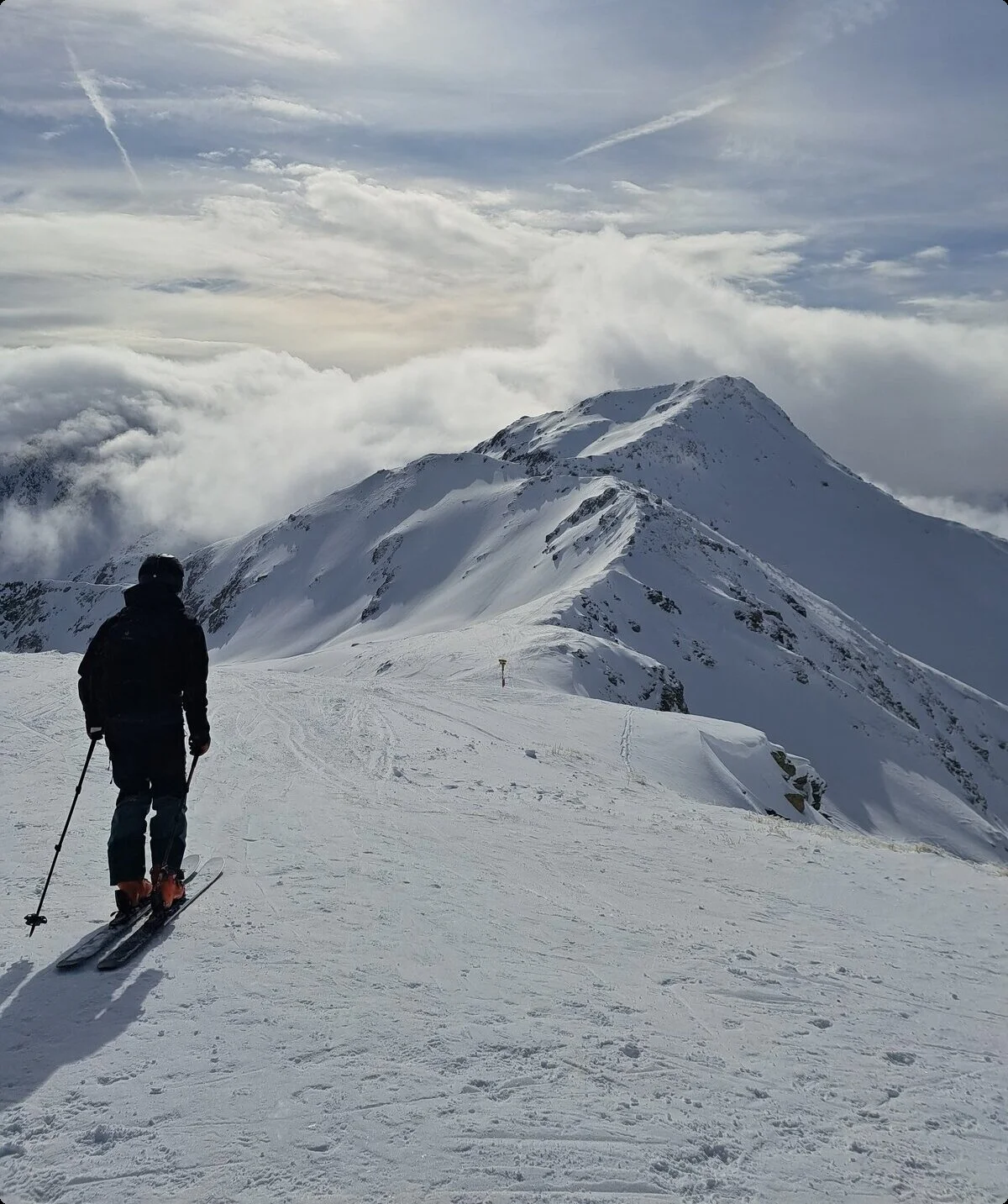 Mann auf Ski auf einer Skipiste | © Fabian Brormann