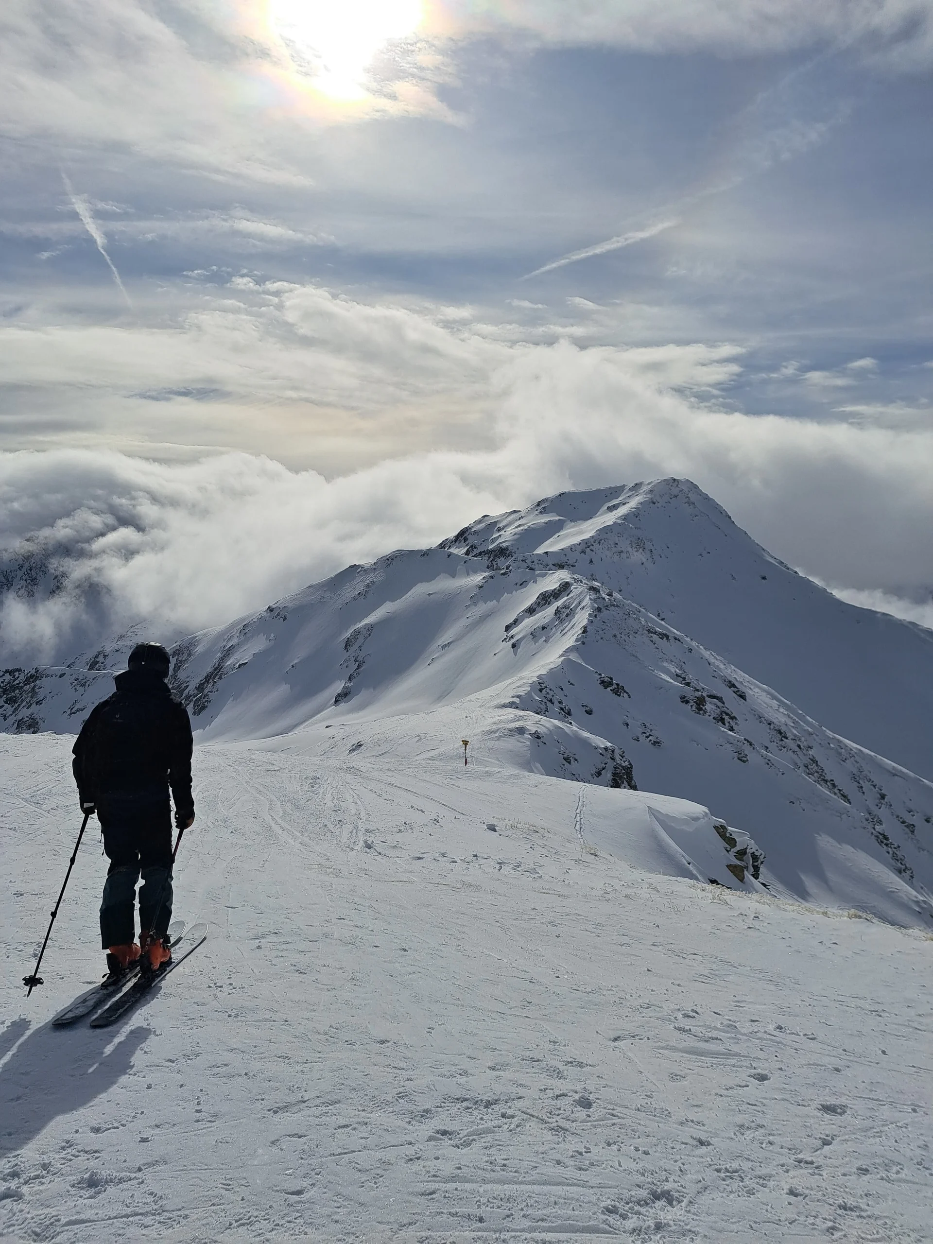 Mann auf Ski auf einer Skipiste | © Fabian Brormann