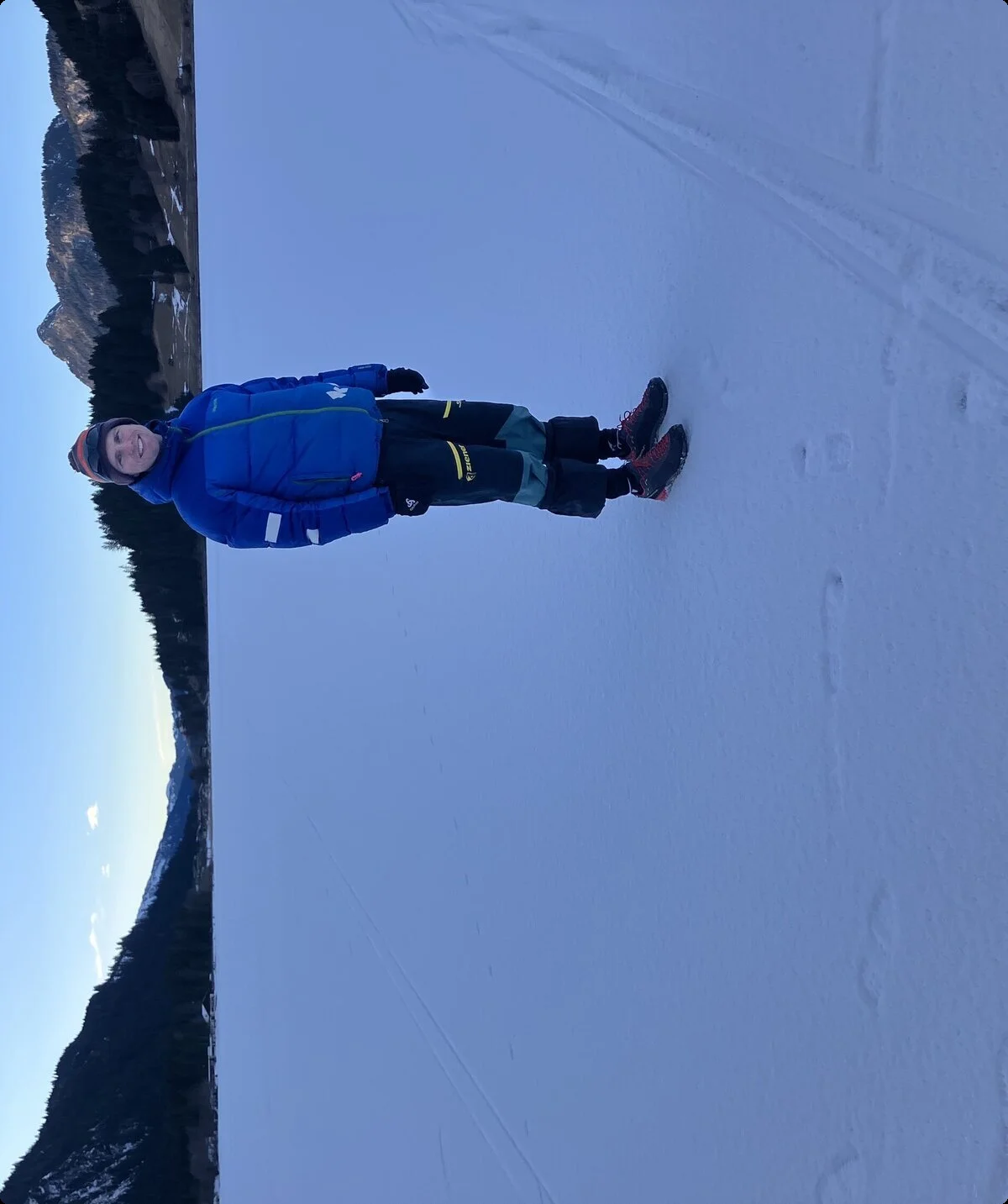 Mann in Winterkleidung steht auf einer Fläche aus Schnee und schaut in die Kamera | © Fabian Brormann