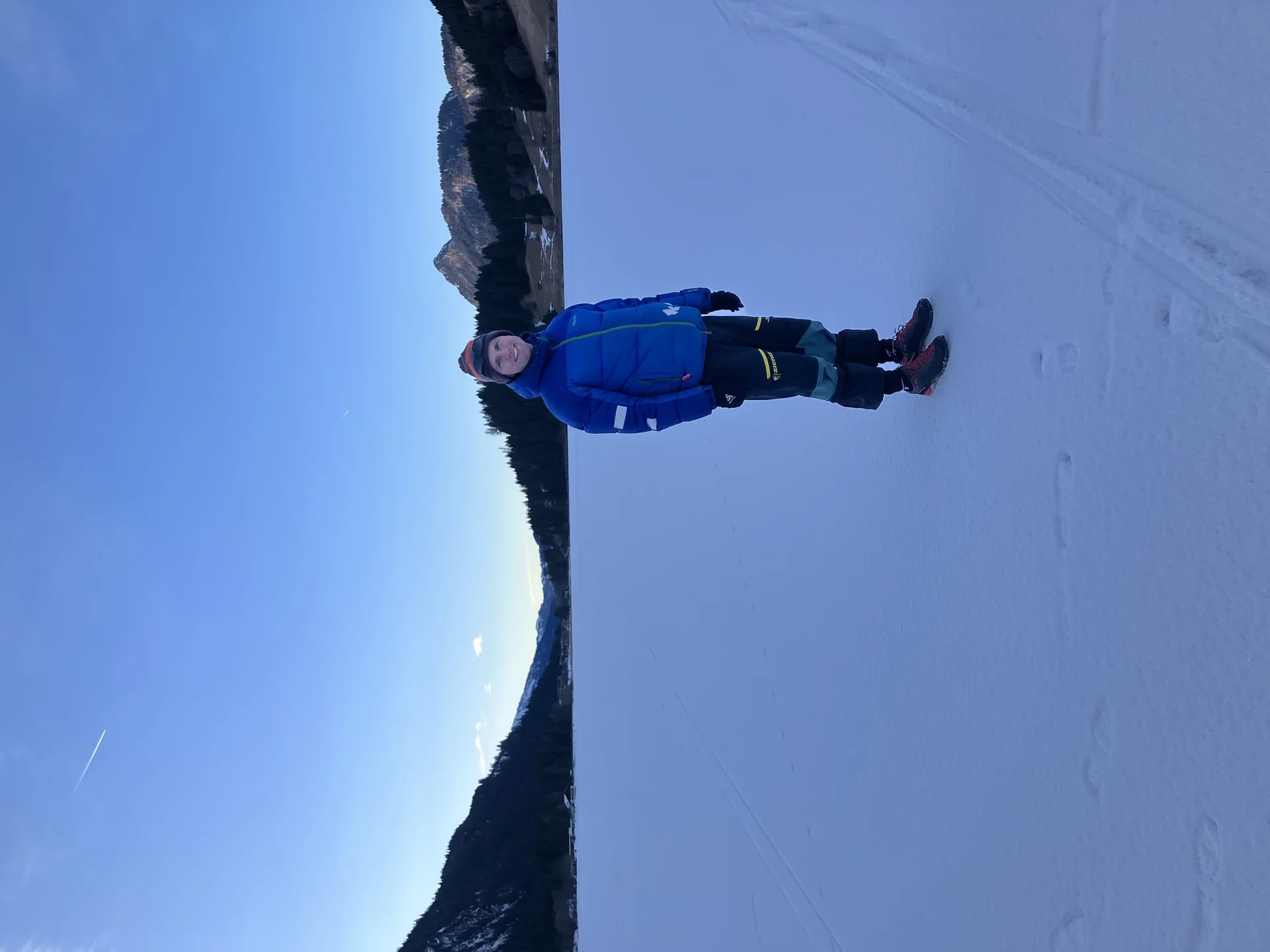 Mann in Winterkleidung steht auf einer Fläche aus Schnee und schaut in die Kamera | © Fabian Brormann