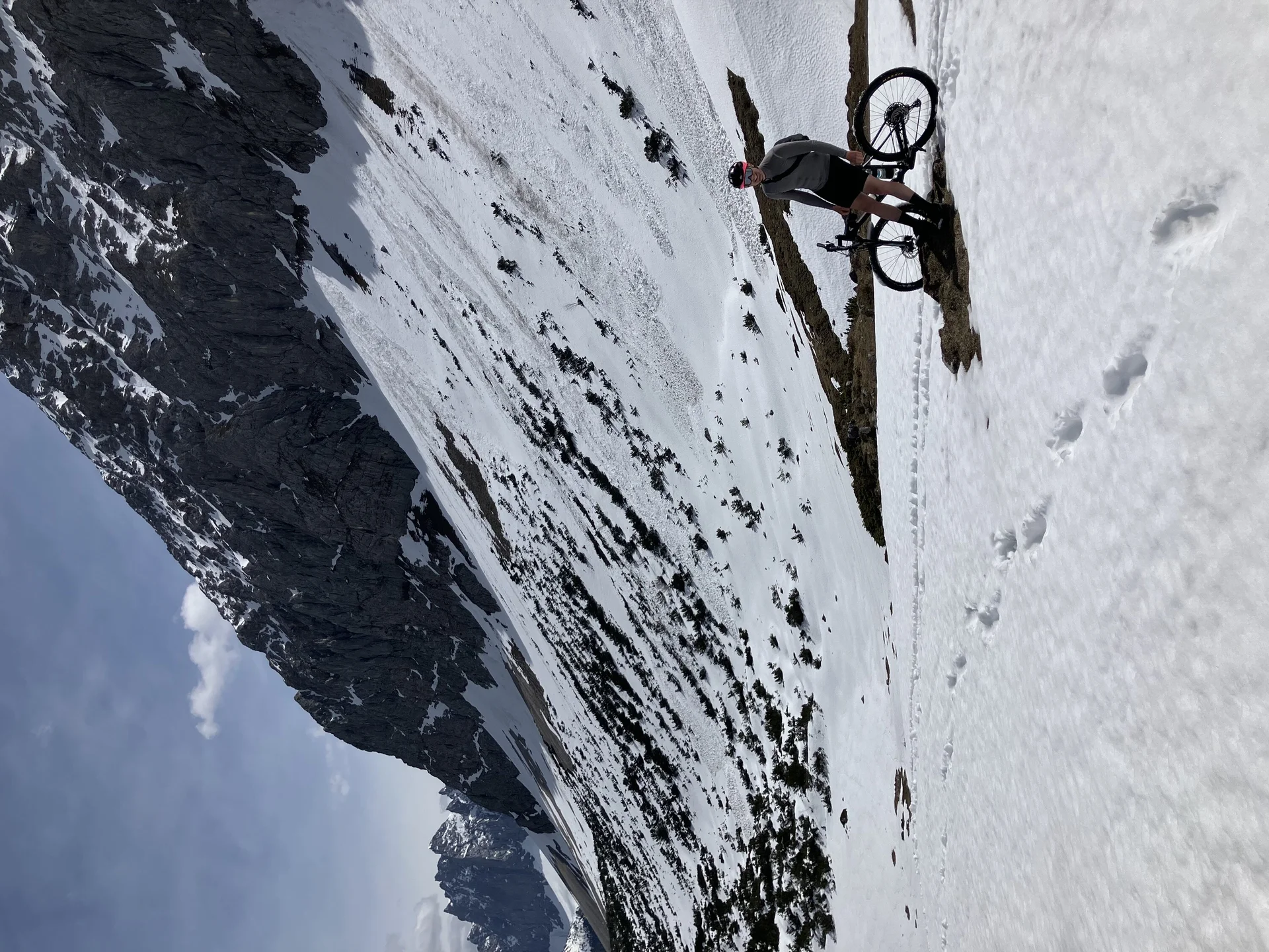 Mann mit Mountainbike im Schnee in den Bergen | © Fabian Brormann