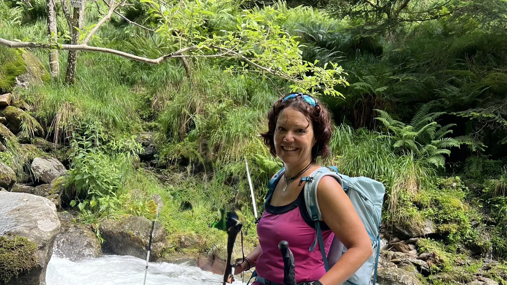 Frau, die barfuß in einem Fluss steht | © Gabi Eichler