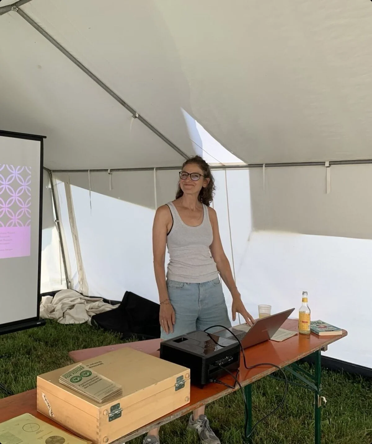 Frau vor Leinwand in einem Zelt | © Stefanie Pausch