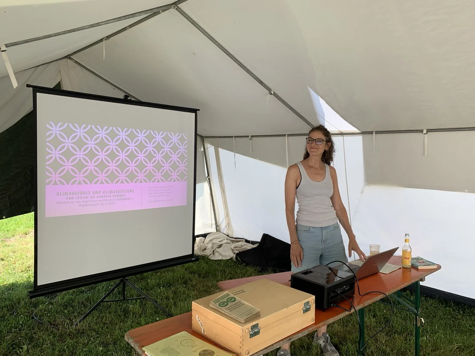Frau vor Leinwand in einem Zelt | © Stefanie Pausch